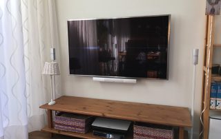 Voorbeeld project | Televisie aan muur + boxen op standaard