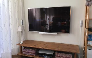 Voorbeeld project | Televisie aan muur + boxen op standaard